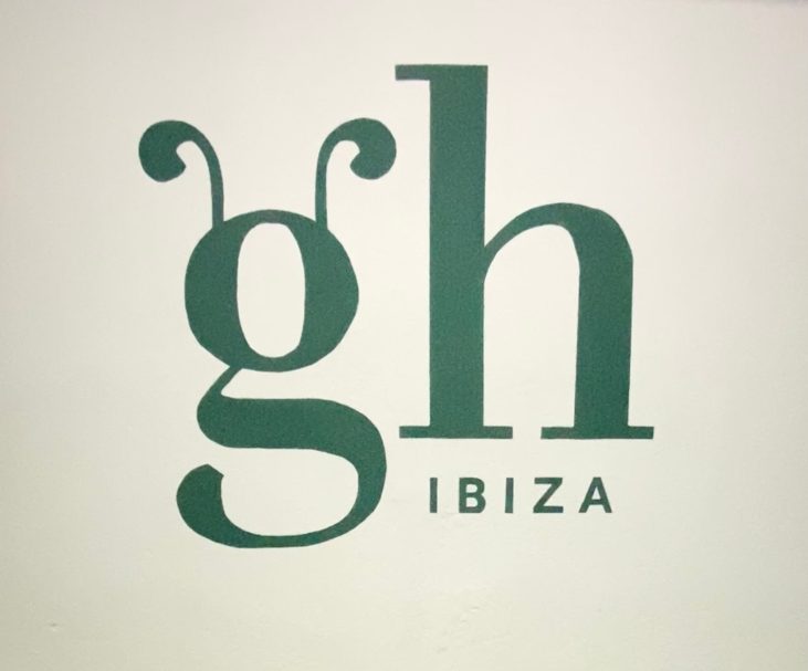 Logotipo con las letras "gh" y "IBIZA" en color verde sobre fondo blanco.